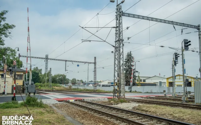 Železniční přejezd na Novohradské ulici