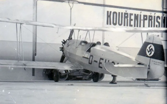 Německý letoun Fw-44, který byl 27. června 1938 přinucen přistát na letišti v Plané.