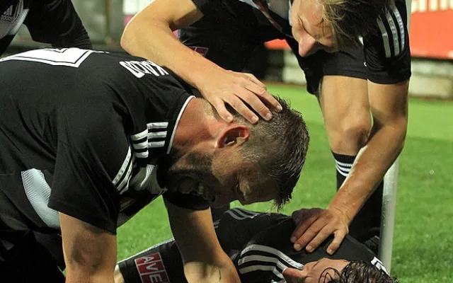 Střelec Richard Kalod oslavovaný svými spoluhráči