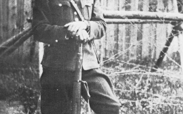 Dozorce finanční stráže Ladislav Krch na stanovišti SOS u Českého Heršláku, krátce před svým zraněním