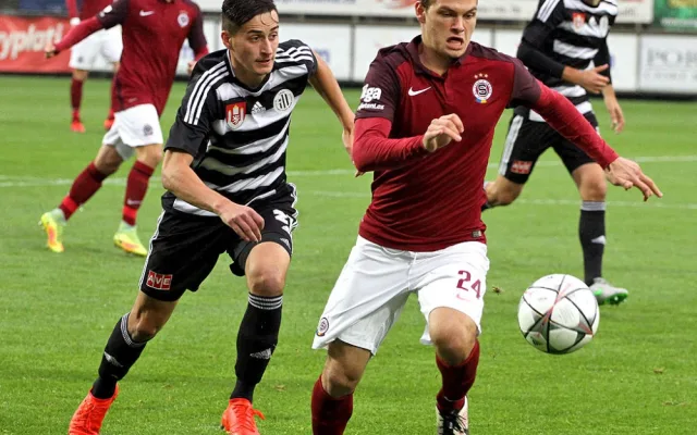 Sparťana Matěje Pulkraba pronásleduje Jiří Funda