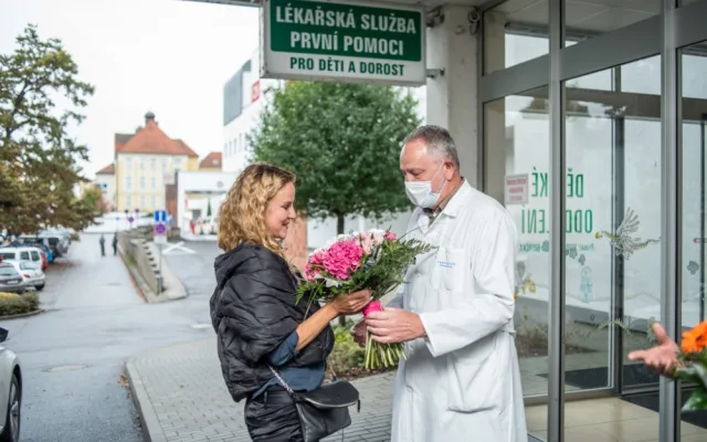 Vendula Pizingerová a primář Dětského oddělení Vladimír Smrčka