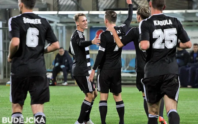 Radost fotbalistů Dynama po gólu Petra Benáta