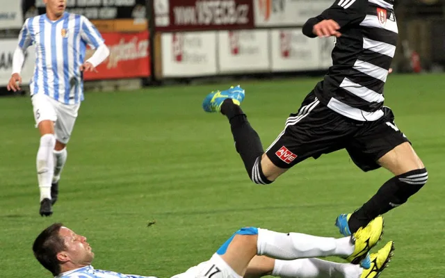 Roman Wermke faulovaný Alešem Schusterem