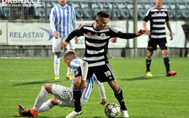 Střídajícího Jakuba Peška se snaží zastavit David Štrombach