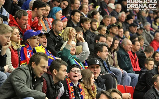 Zaplněná tribuna Budvar arény