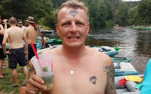 Foto Jedu vodu 2016 1-Vrat né kelímky vodáky na Vltavě oslovily. Mnozí si je odvezli domu jako suvenyr.