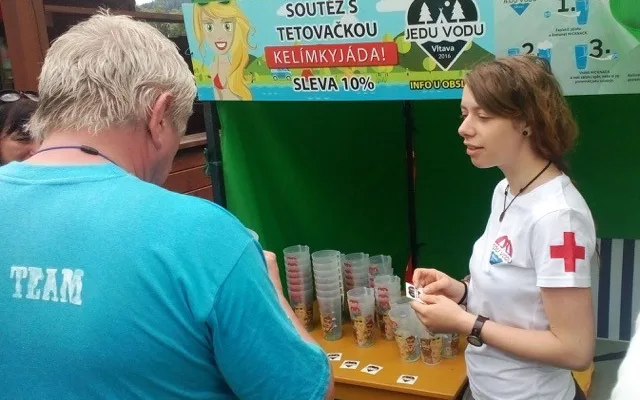 Foto Jedu vodu 2016 2-Na stanovi štích Jedu vodu bylo možné kelímky získat, vrátit a na místě byla k dispozici také zdravotnice.