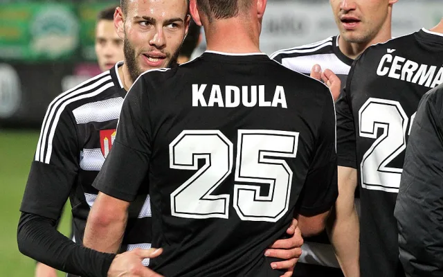 Střelec Roman Wermke s Jindřichem Kadulou po zápase