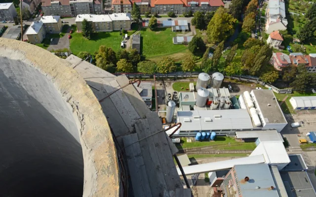 České Budějovice objektivem Milana Bindera a perem Martina Maršíka: při pohledu na teplárenský komín zvedáme hlavu, jak ale vypadá, když na něj koukáme svrchu?