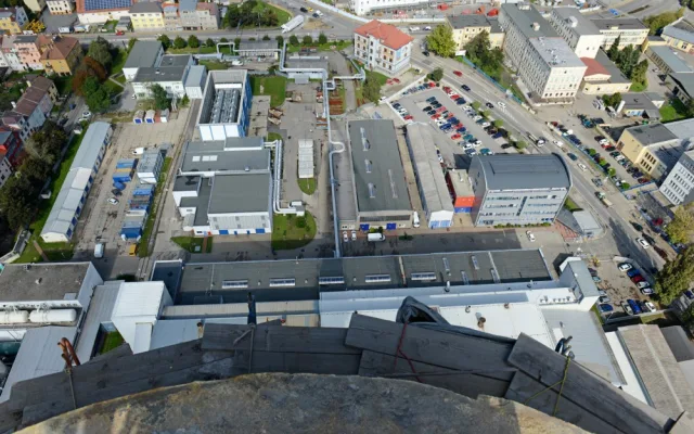 České Budějovice objektivem Milana Bindera a perem Martina Maršíka: při pohledu na teplárenský komín zvedáme hlavu, jak ale vypadá, když na něj koukáme svrchu?