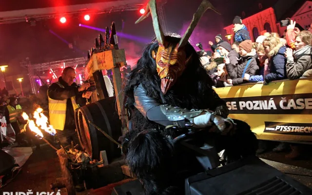 Ulicemi města projelo i několik povozů