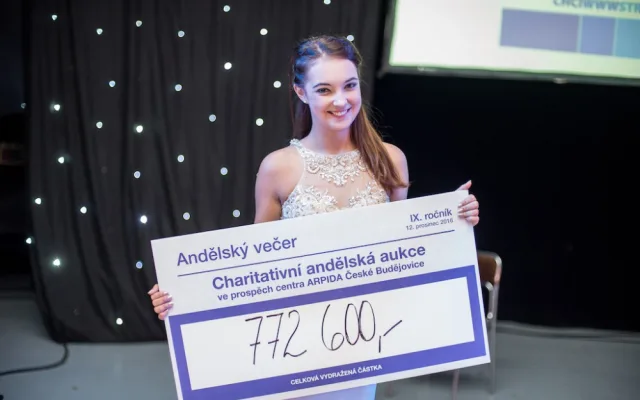 Hlavní organizátorka Andělské aukce Barbora Povišerová se šekem na získanou částku