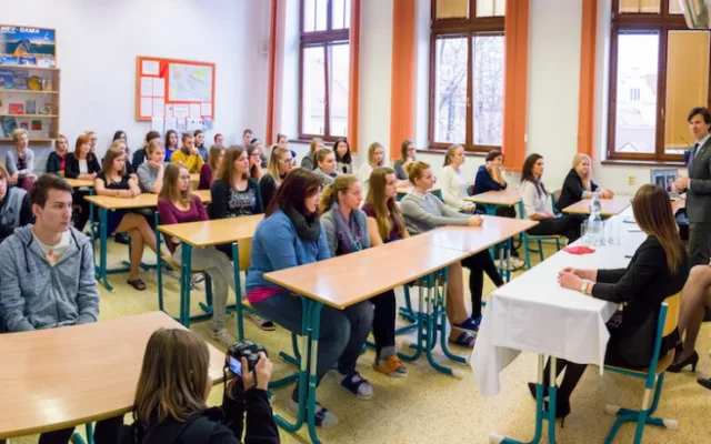 Andrew Schapiro na návštěvě Střední školy obchodní