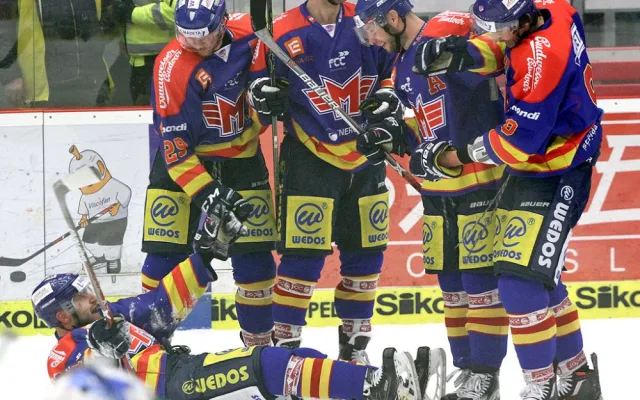 Vladimír Škoda (na ledě) v 59. minutě vyrovnal