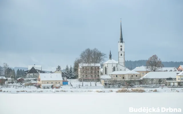 Na Lipně v pátek začala úprava bruslařské dráhy