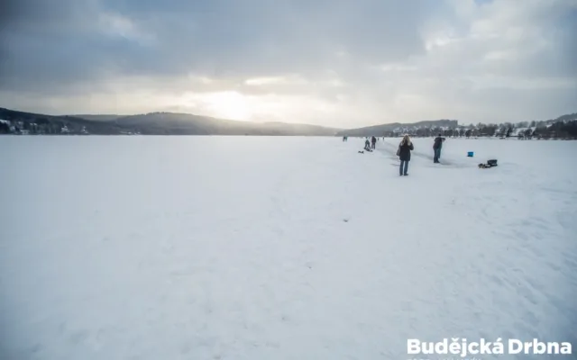 Na Lipně v pátek začala úprava bruslařské dráhy