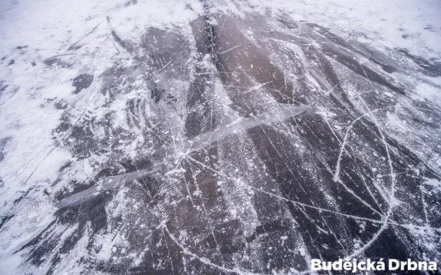 Na Lipně v pátek začala úprava bruslařské dráhy