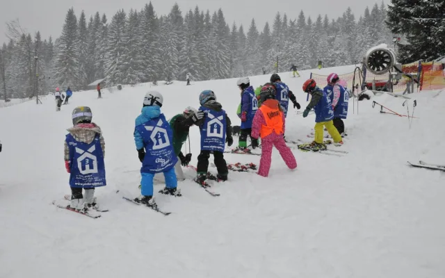 Dětská škola lyžování a snowboardingu pod vedením Jiřího Járy