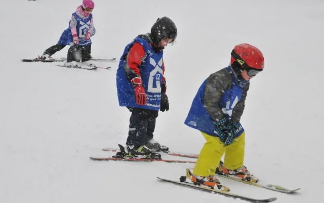 Dětská škola lyžování a snowboardingu pod vedením Jiřího Járy