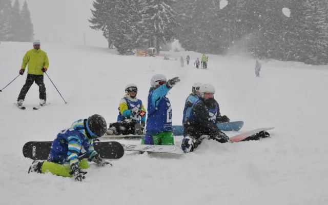 Dětská škola lyžování a snowboardingu pod vedením Jiřího Járy