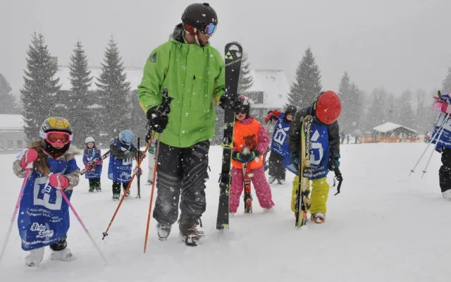 Dětská škola lyžování a snowboardingu pod vedením Jiřího Járy