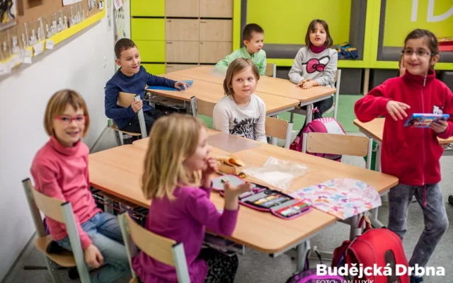 Předávání vysvědčení na ZŠ E. Destinové