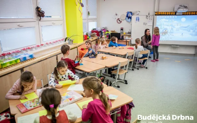 Předávání vysvědčení na ZŠ E. Destinové