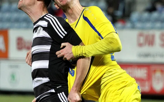 Hlavičkový souboj Jiřího Kladrubského s Davidem Lischkou