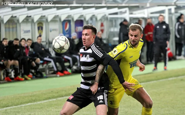 Nováček v dresu Dynama Lukáš Matějka před kapitánem Varnsdorfu Petrem Zierisem