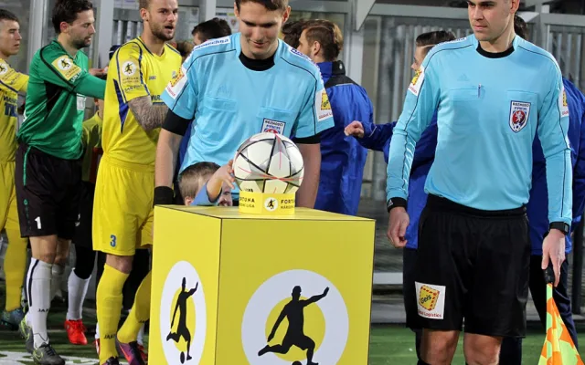 Rozhodčí si vzali na pomoc malého velkého fotbalistu