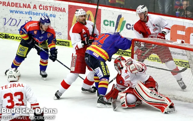 Zkušený Pavel Kolařík brání v zakončení Štěpánu Hřebejkovi