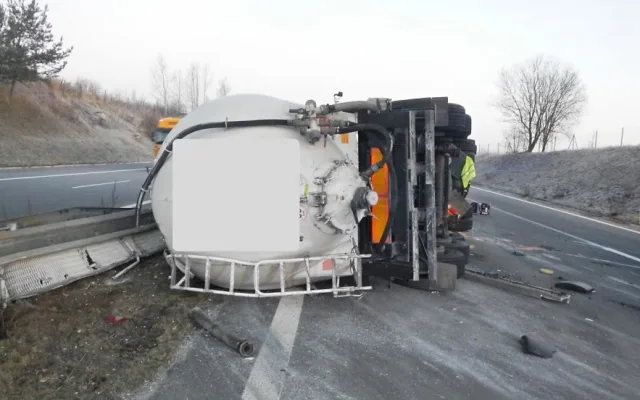 Převrácená cisterna na dálnici D3 u Tábora.