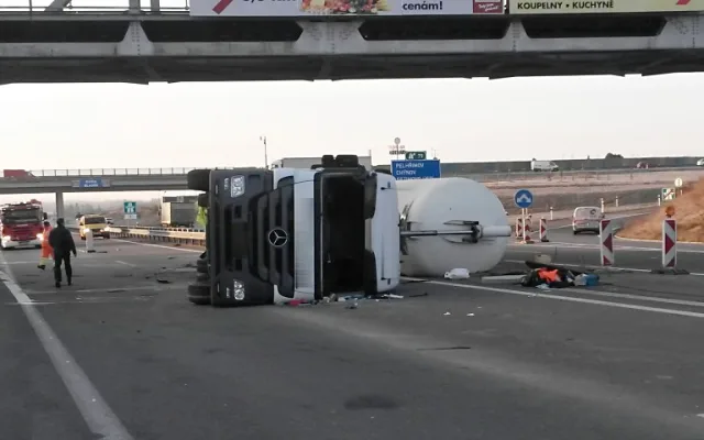 Převrácená cisterna na dálnici D3 u Tábora.