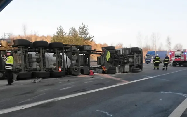 Převrácená cisterna na dálnici D3 u Tábora.