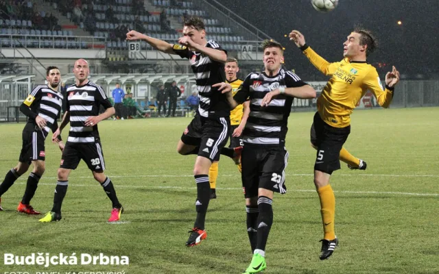 Hlavičkující Zbyněk Vondráček před Adriánem Čermákem a Pavlem Novákem