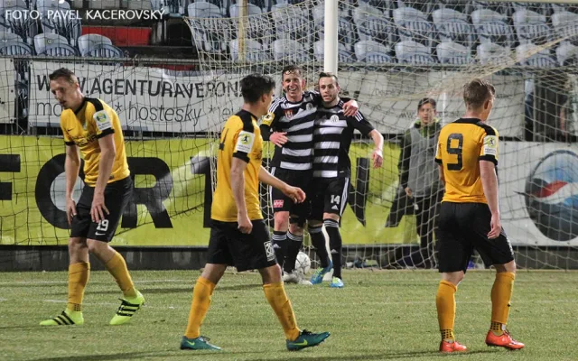 Střelec Roman Wermke (vpravo) s Petrem Benátem slaví vedoucí trefu domácích