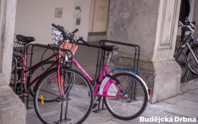 Nové stojany na kola před radnicí v Českých Budějovicích.
