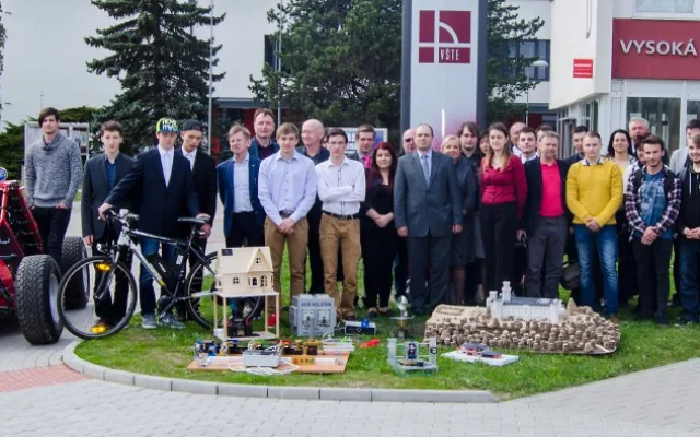 Účastníci technické olympiády se svými exponáty, mezi nimiž bylo i elektrické kolo, v kampusu VŠTE. Pouze bugina vlevo, zkonstruovaná a postavená studenty VŠTE, se představila mimo soutěž.
