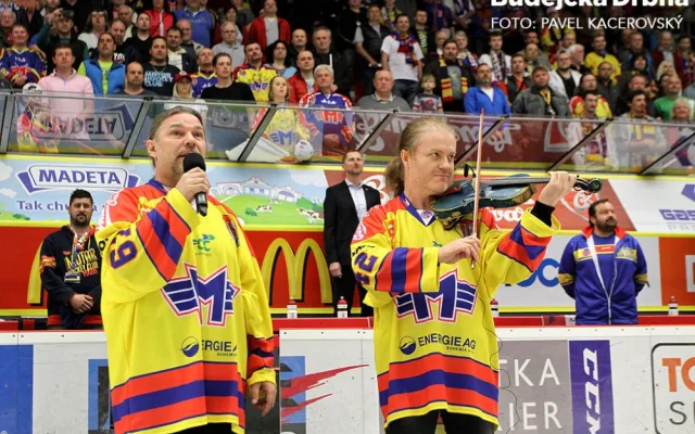 Hvězdné zahájení. Hymnu zahrál na housle Pavel Šporcl a zazpíval ji Petr Kolář