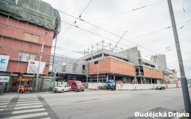 Propojovací mosty mezi stávající a novou budovou IGY nad Pekárenskou ulici.