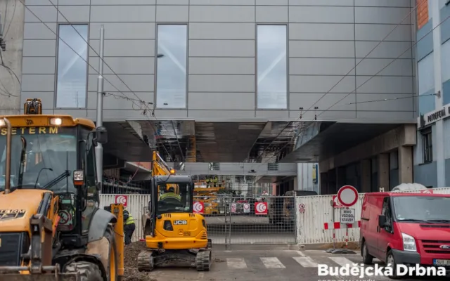 Propojovací mosty mezi stávající a novou budovou IGY nad Pekárenskou ulici.