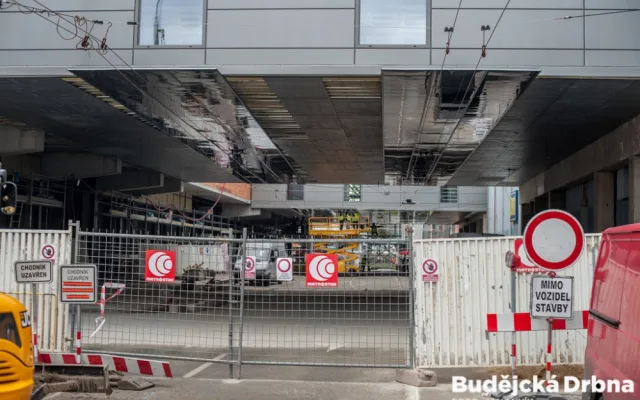 Propojovací mosty mezi stávající a novou budovou IGY nad Pekárenskou ulici.