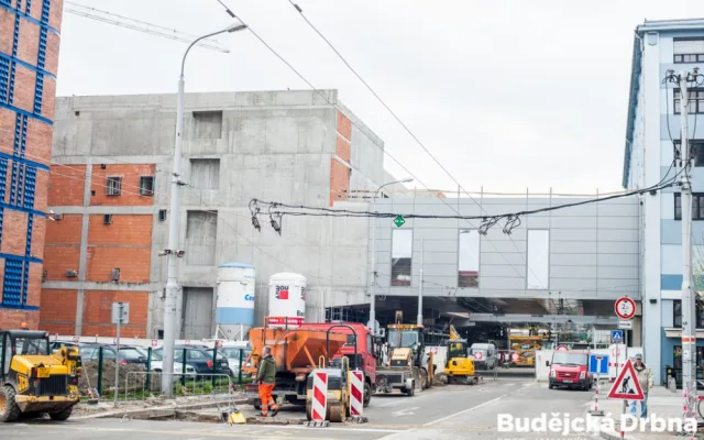 Propojovací mosty mezi stávající a novou budovou IGY nad Pekárenskou ulici.