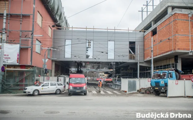 Propojovací mosty mezi stávající a novou budovou IGY nad Pekárenskou ulici.