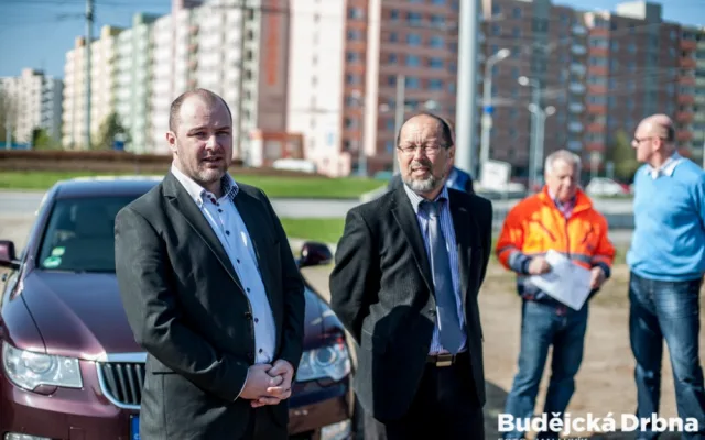Zahájení stavby propojení dvou největších sídlišť v Českých Budějovicích, Máje a Vltavy. Na snímku jsou náměstek hejtmana pro dopravu Jan Kubík a náměstek primátora Petr Holický (zleva).
