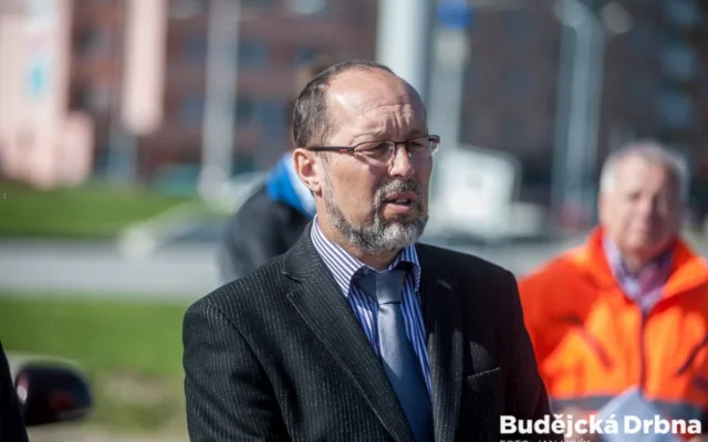 Zahájení stavby propojení dvou největších sídlišť v Českých Budějovicích, Máje a Vltavy. Na snímku je náměstek primátora Petr Holický.