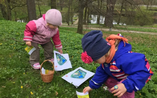 V parku děti hledaly schované indicie.
