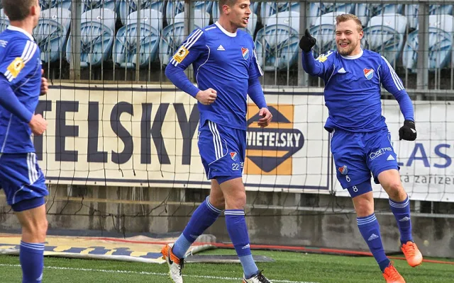 Baník poslal ve 23. minutě do dvoubrankového vedení Petr Nerad (vpravo)