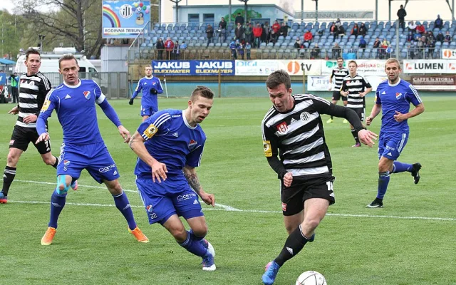 Lukáš Matějka prochází přes Mešaninova. Jeho následná střela ale gólem neskončila
